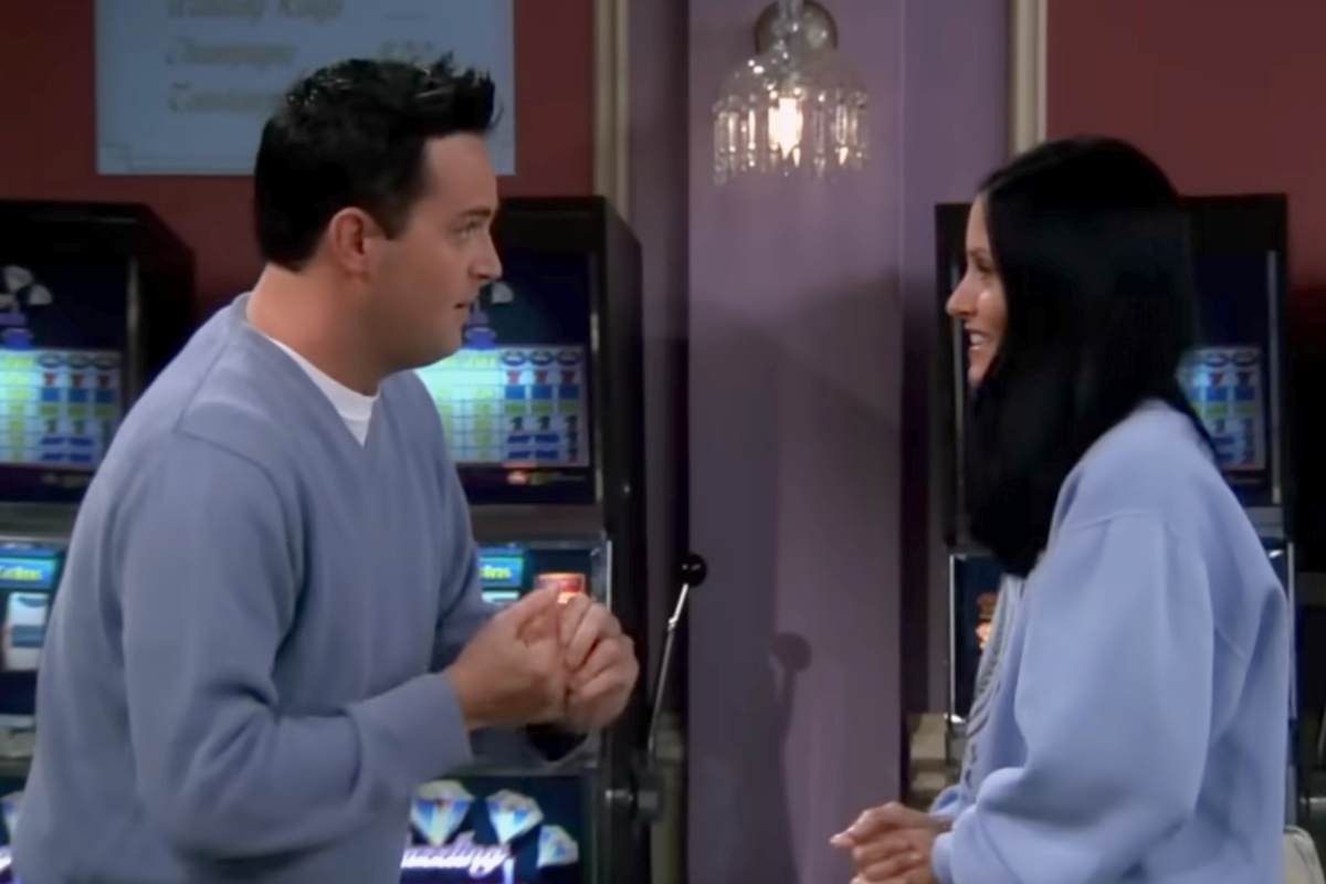 Matthew Perry e Courtney Cox in Friends mentre chiacchierano