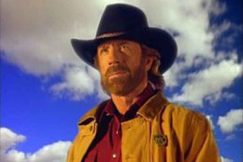Chuck Norris cappello d cowboy in testa e sfondo con il cielo azzurro e le nuvole