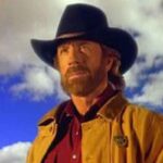Chuck Norris cappello d cowboy in testa e sfondo con il cielo azzurro e le nuvole