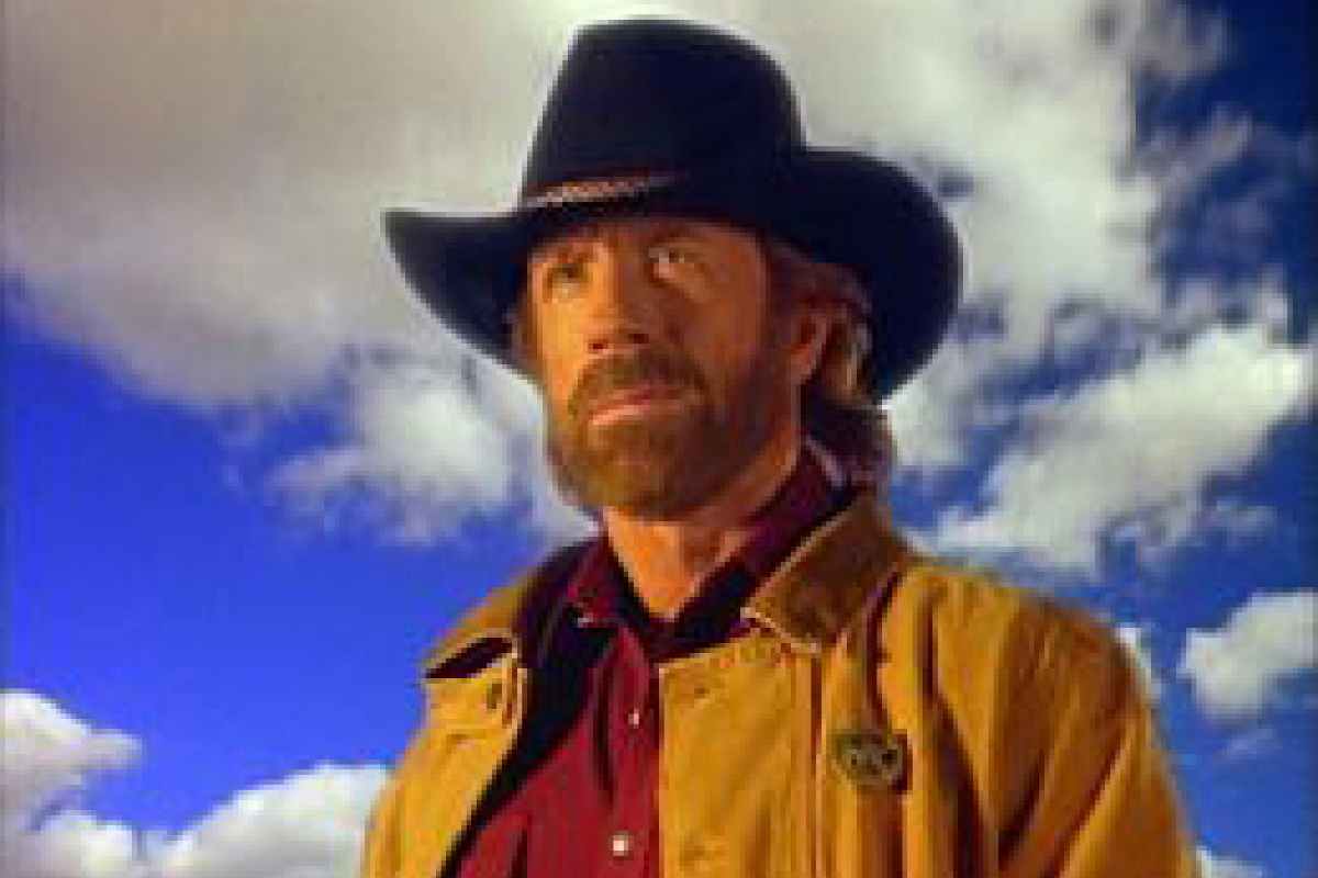 Chuck Norris cappello d cowboy in testa e sfondo con il cielo azzurro e le nuvole