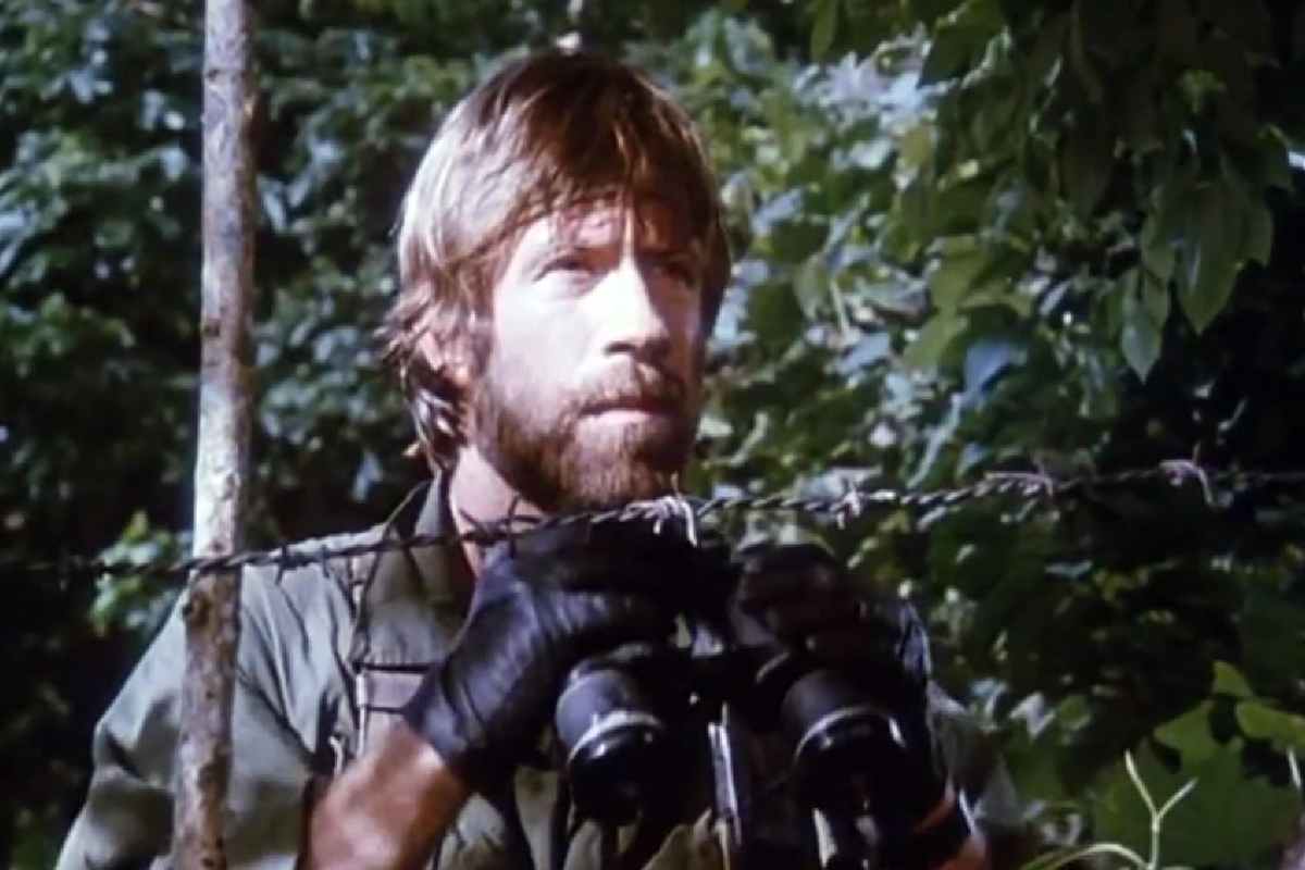 Chuck Norris in assetto da guerra