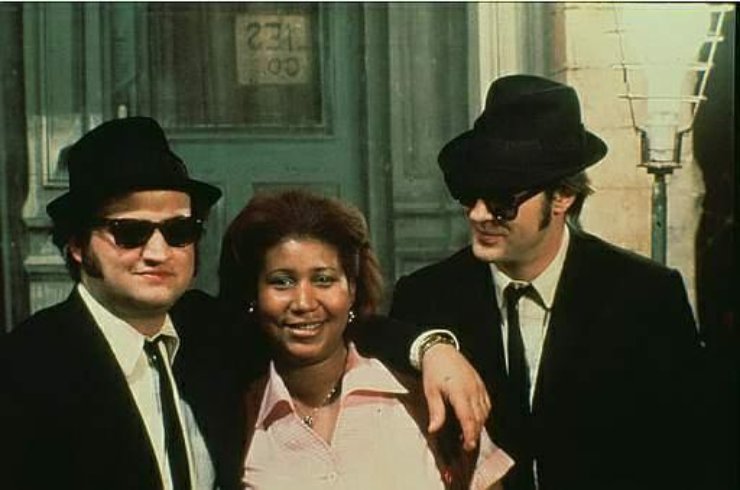 John Belushi, Aritha Franklin e Dan Aykroyd sul set di The Blues Brothers