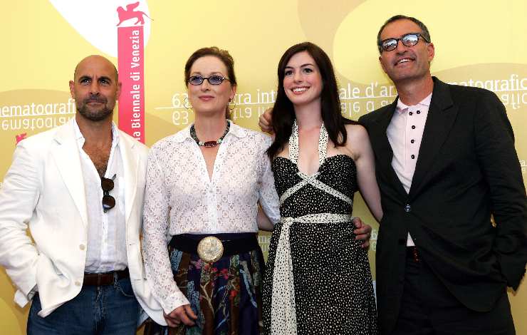l regista statunitense David Frankel (primo a destra), con gli attori: (da destra) Anne Hathaway, Meryl Streep e Stanley Tucci, in posa, al termine della conferenza stampa del film: Il diavolo veste Prada