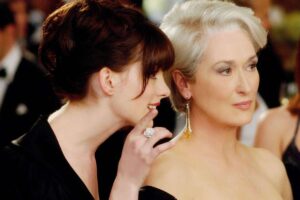 Anne Hathaway e Meryl Streep in una scena de il diavolo veste Prada