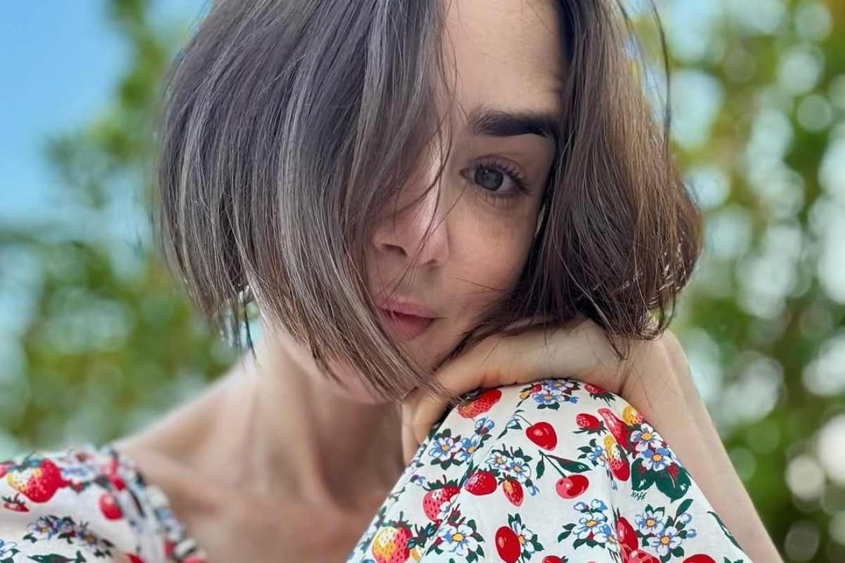 Primo piano di Lily Collins con i capelli davanti al viso