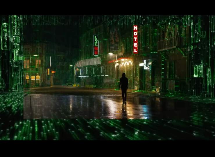 Una scena di Matrix Resurrection, un panorama notturno illuminato dalle luci della città con una forte tendenza di verde