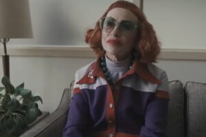 Amy Madigan in una scena di 'Weapons'