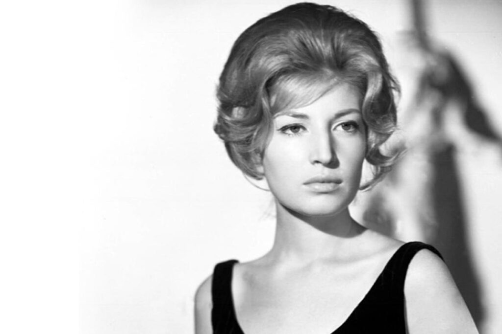 Immagine mezzo busto di Monica Vitti con un abito nero e i capelli raccolti