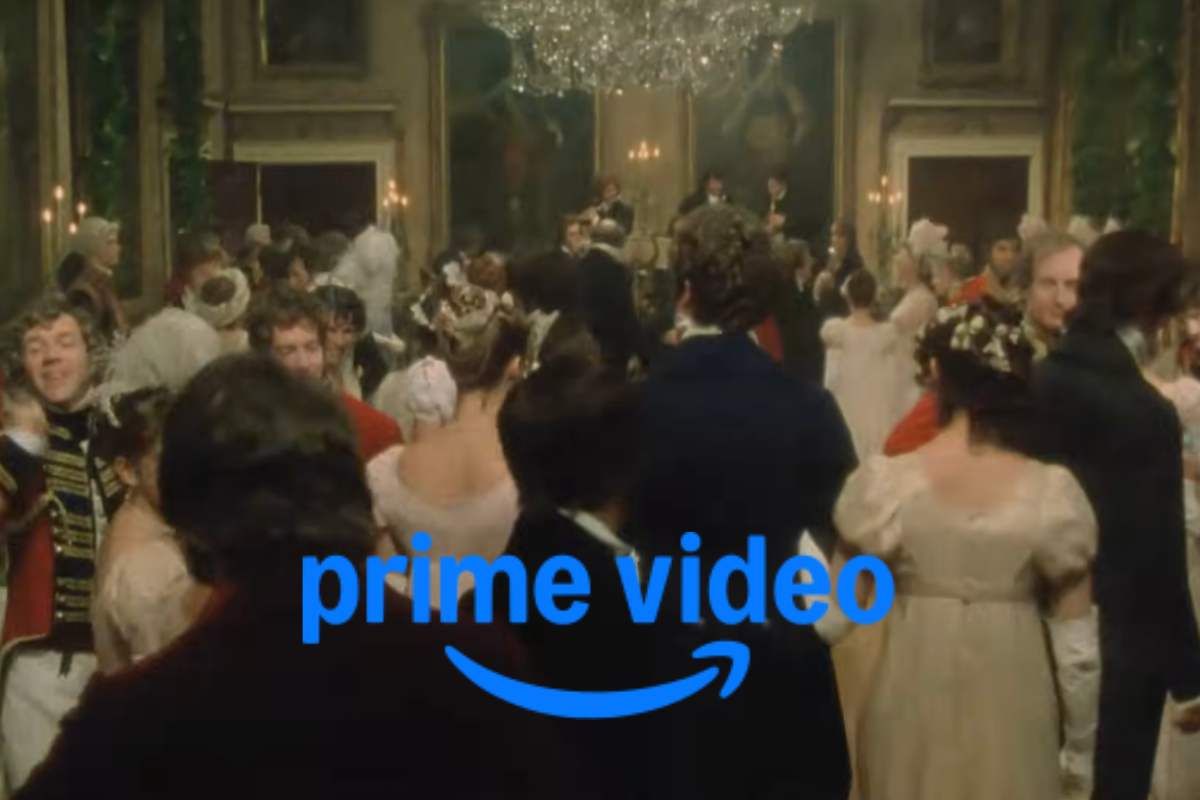 Molte persone in un salone da ballo e la scritta Prime Video in blu