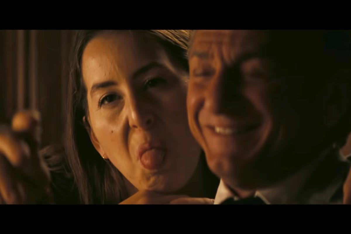 Sean Penn e Alana Haim in Licorice Pizza, lei fa la linguaccia