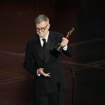 Paul Thomas Anderson con l'Oscar in mano