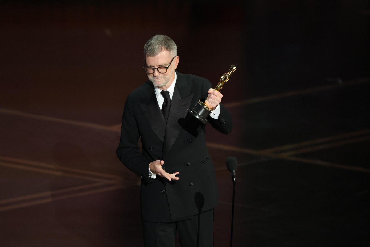 Paul Thomas Anderson con l'Oscar in mano