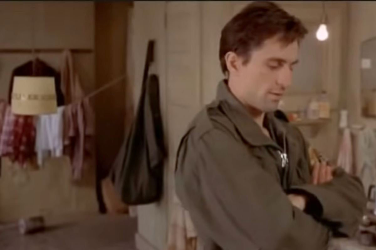 Robert De Niro sul lato destro con le braccia incrociate