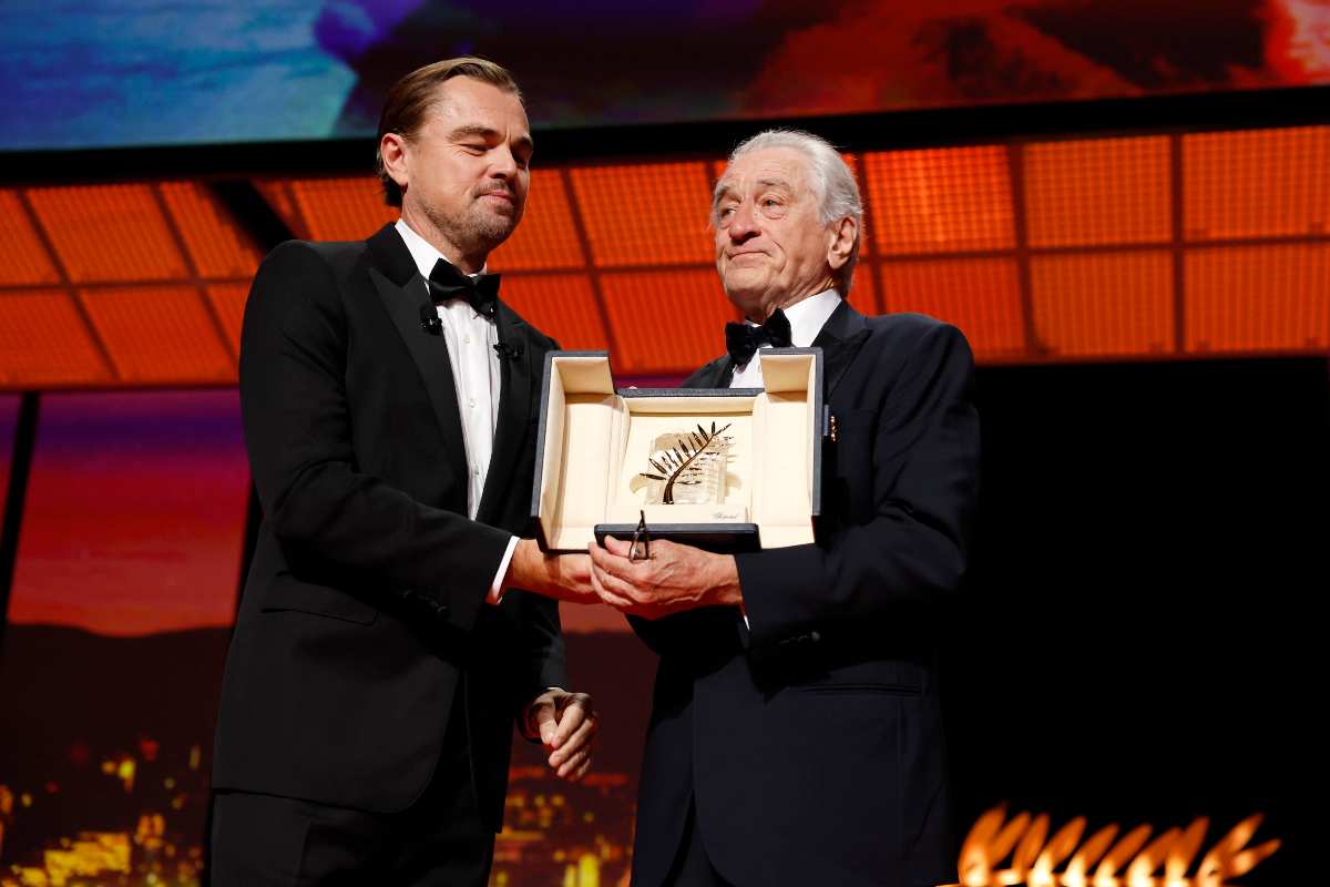 Robert De Niro riceve un premio da Leonardo DiCaprio