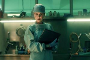 Nicole Kidman nei panni di Key Scarpetta vestita da medico legale