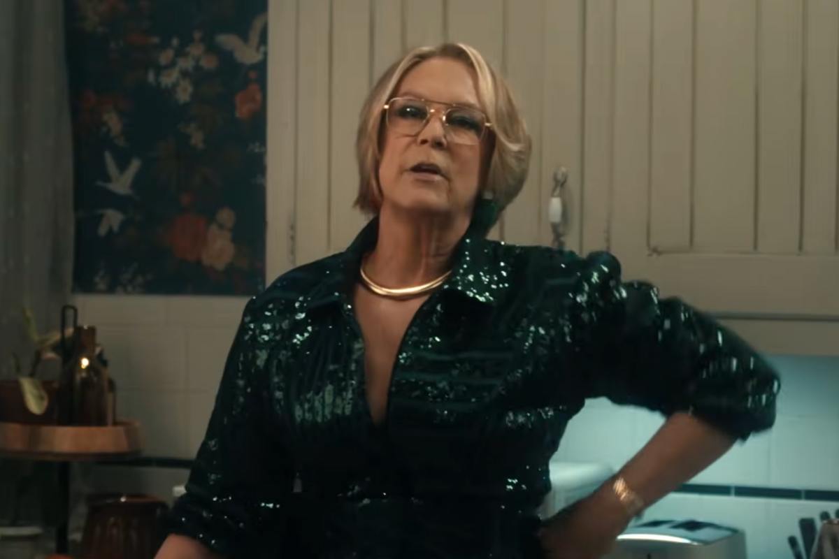 Jamie Lee Curtis in una scena della serie TV 'Scarpetta' di Prime video