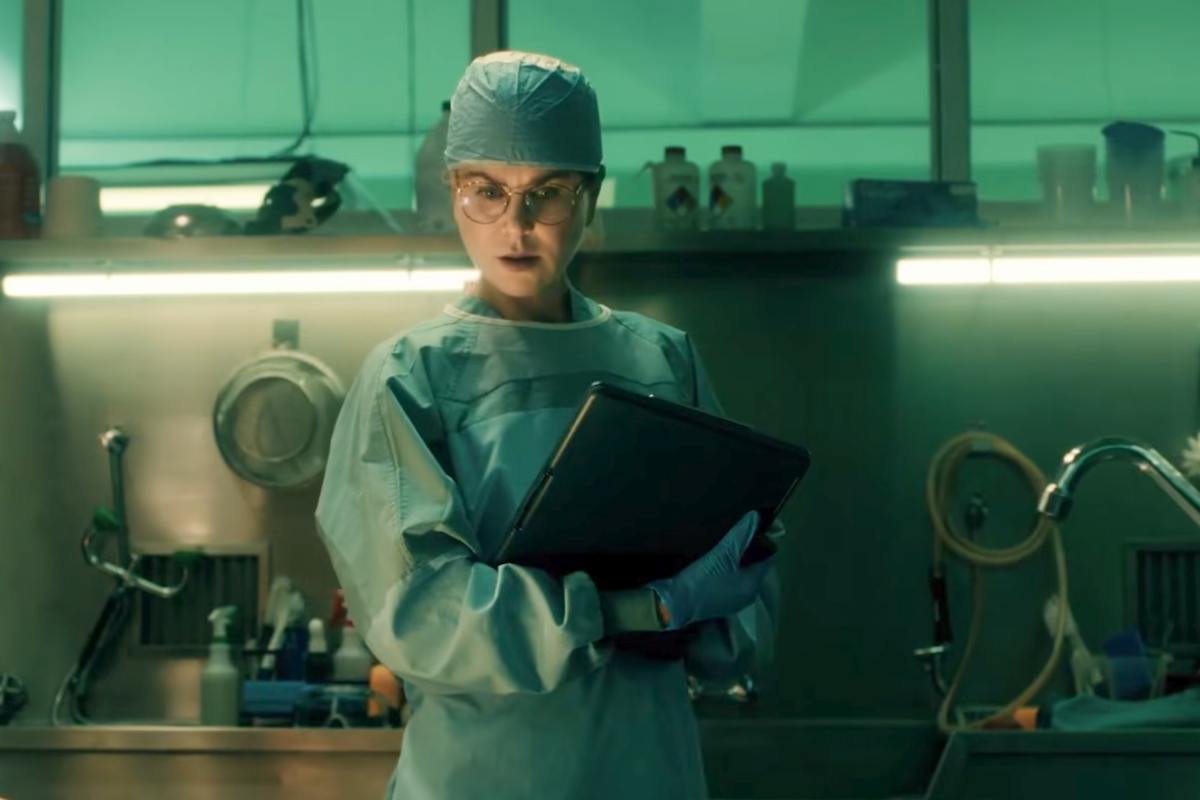 Nicole Kidman nei panni di Key Scarpetta vestita da medico legale