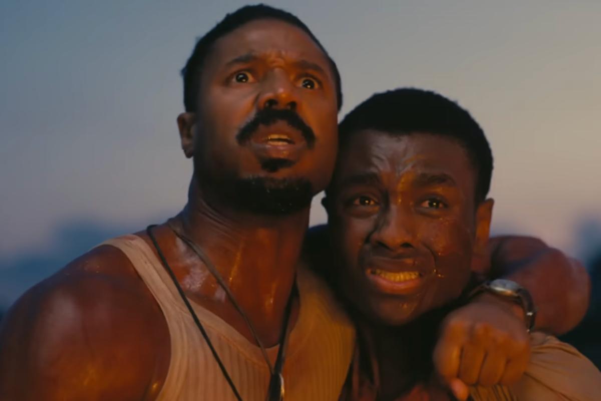 Due uomini afroamericani abbracciati, protagonisti del film Sinners