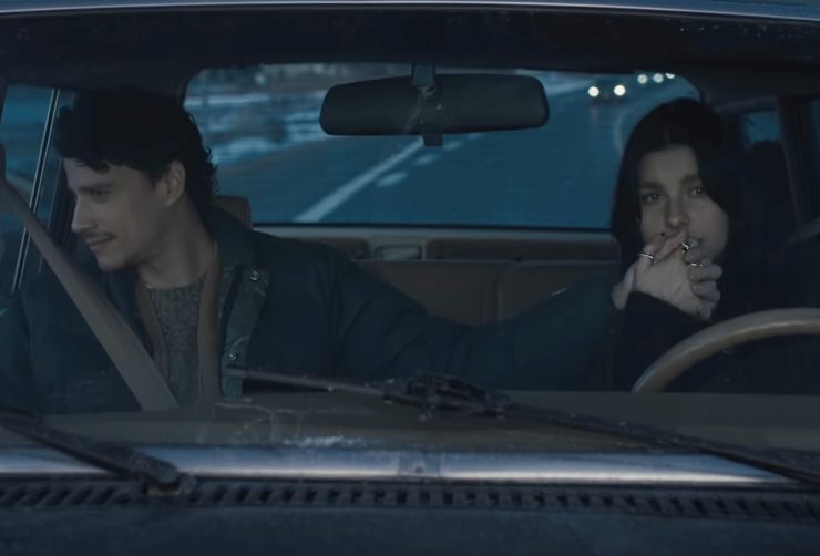 Camila Morone e Adam DiMarco in macchina