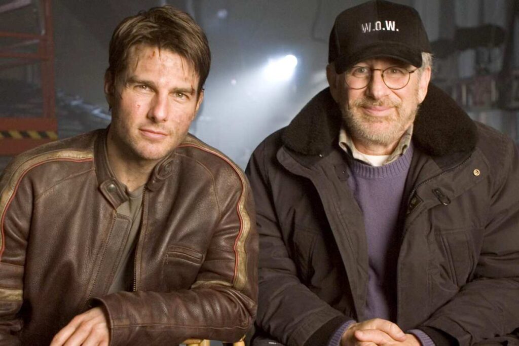 Tom Cruise e Steven Spielberg seduti l'uno accanto all'altro