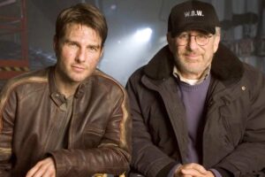 Tom Cruise e Steven Spielberg seduti l'uno accanto all'altro