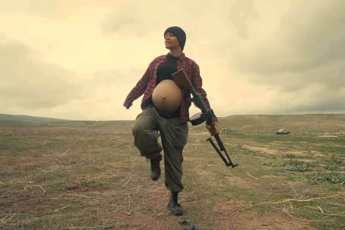 Teyana Taylor con il pancione armata di fucile in una scena di One Battle After Another