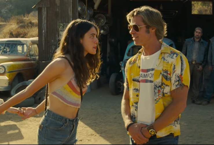 Brad Pitt parla con una ragazza in una scena di 'C'era una volta a Hollywood'