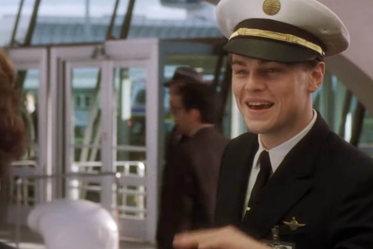 Leonardo DiCaprio vestito da pilota di aereo