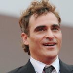Joaquin Phoenix sorride