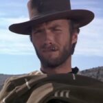 Clint Eastwood con il cappello da cowboy e il poncho ne Il buono il brutto e il cattivo