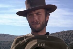 Clint Eastwood con il cappello da cowboy e il poncho ne Il buono il brutto e il cattivo