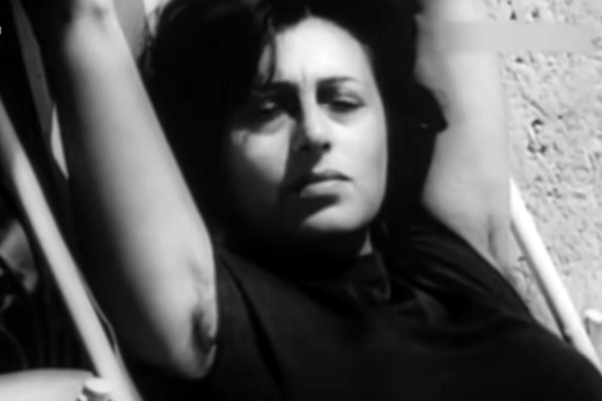 Anna Magnani sdraiata con le braccia dietro la testa