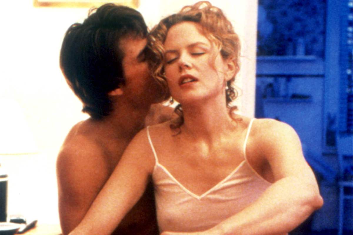 Tom Cruise e Nicole Kidman in una scena del film 'Eyes Wide Shut' di Stanley Kubrick
