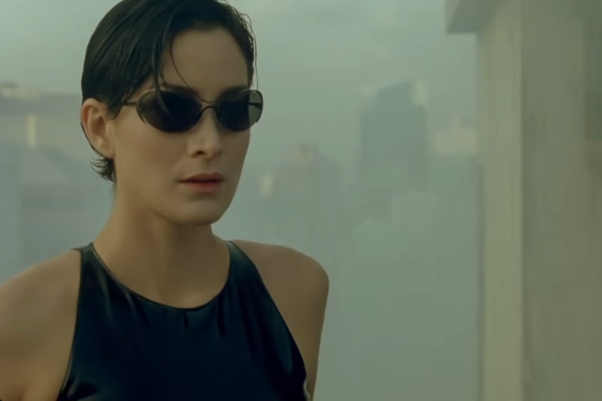 Trinity in una scena di Matrix con gli occhiali da sole