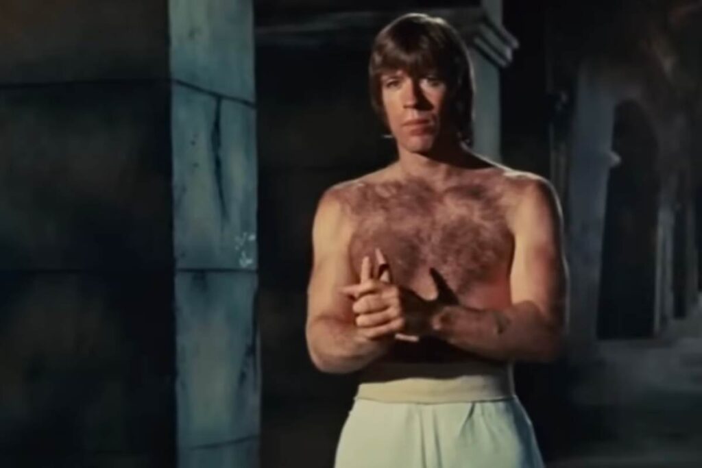 Chuck Norris in una scena de L'Urlo di Chen terrorizza anche l'occidente