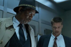 Morgan Freeman e Brad Pitt in una scean di Seven uno accanto all'altro