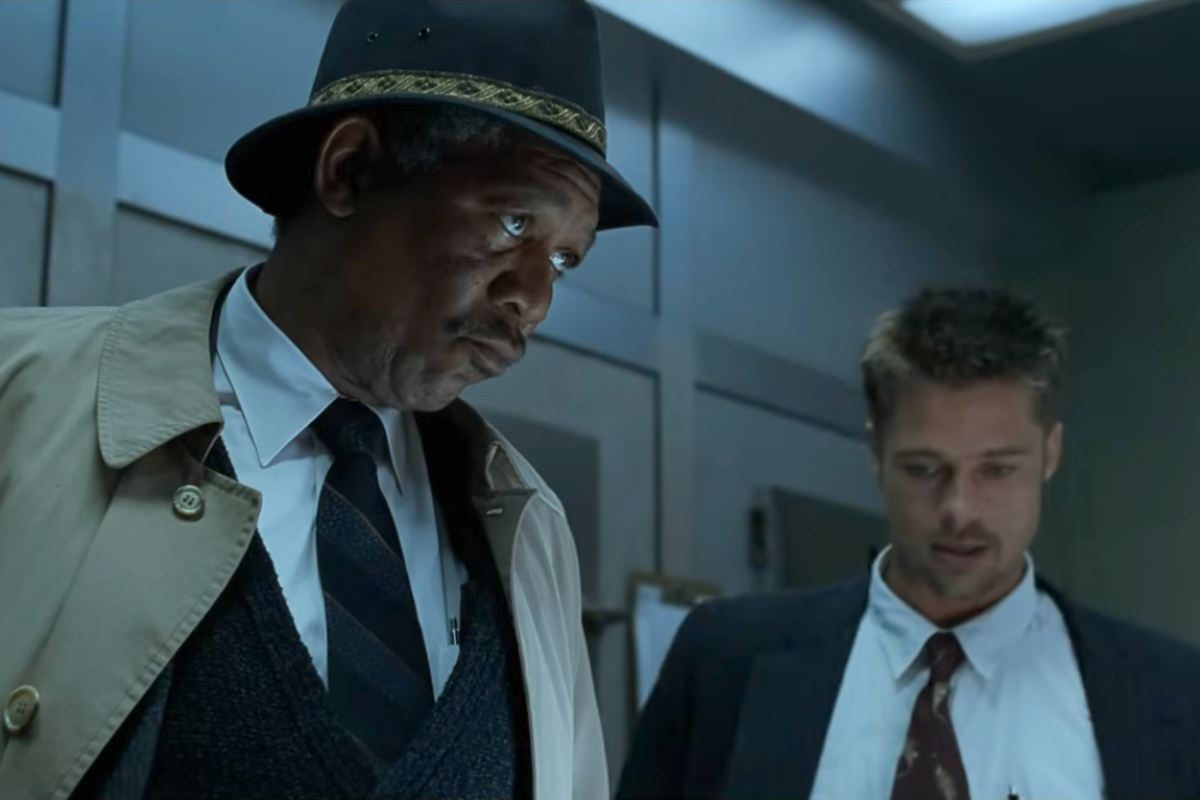 Morgan Freeman e Brad Pitt in una scean di Seven uno accanto all'altro