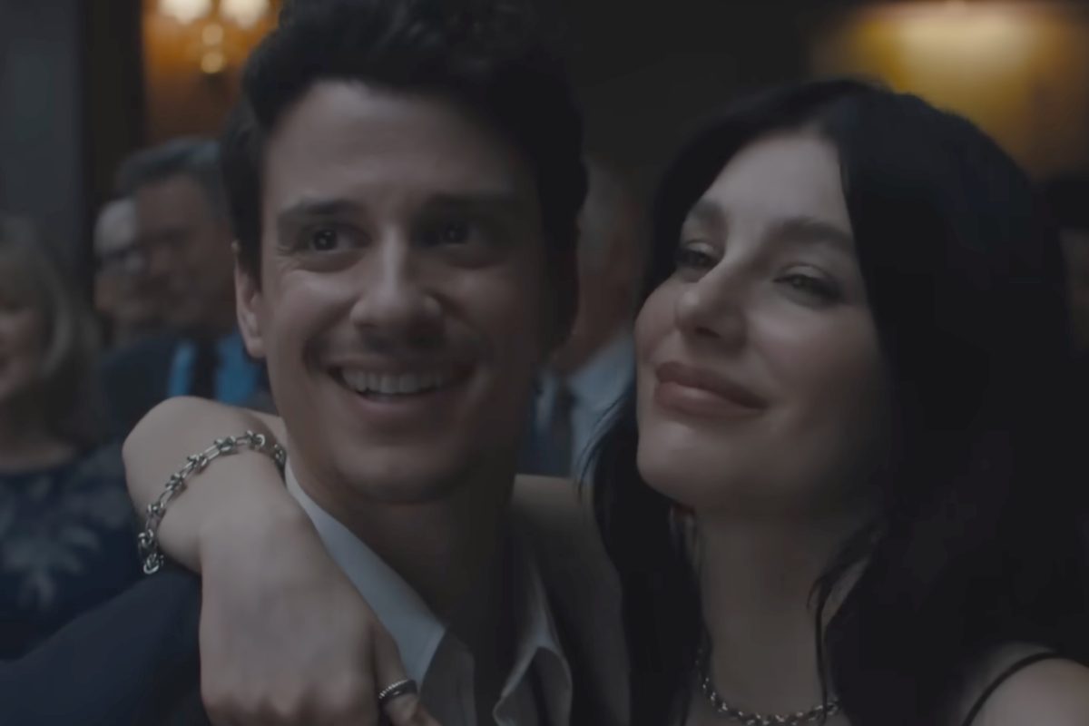 Camila Morrone e Adam Di Marco in una scena di Something Very Bad Is Going to Happen