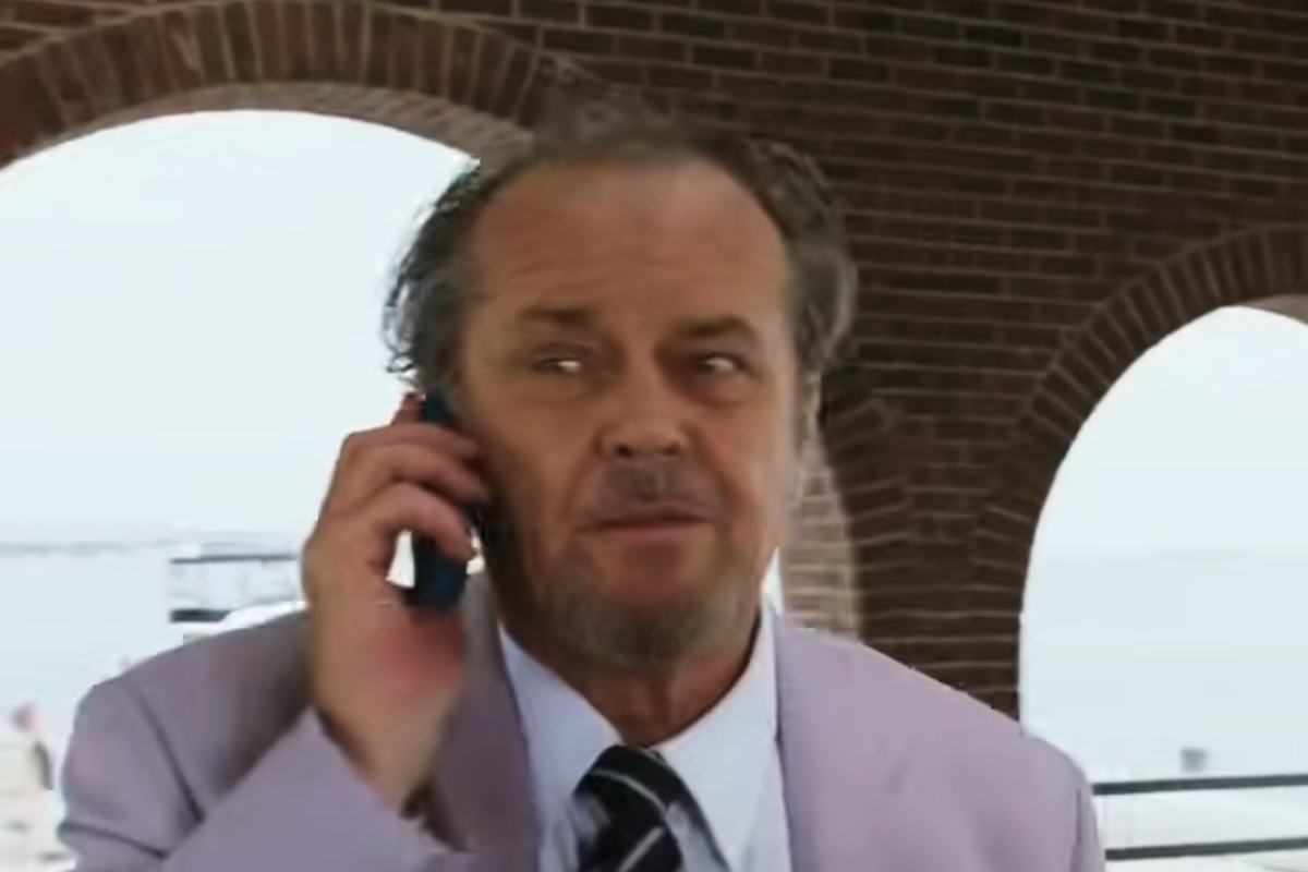 Jack Nicholson in una scena di The Departed con il telefono in mano