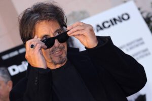 Al Pacino che si toglie gli occhiali da sole