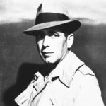 Humphrey Bogart con il classico trench e cappello