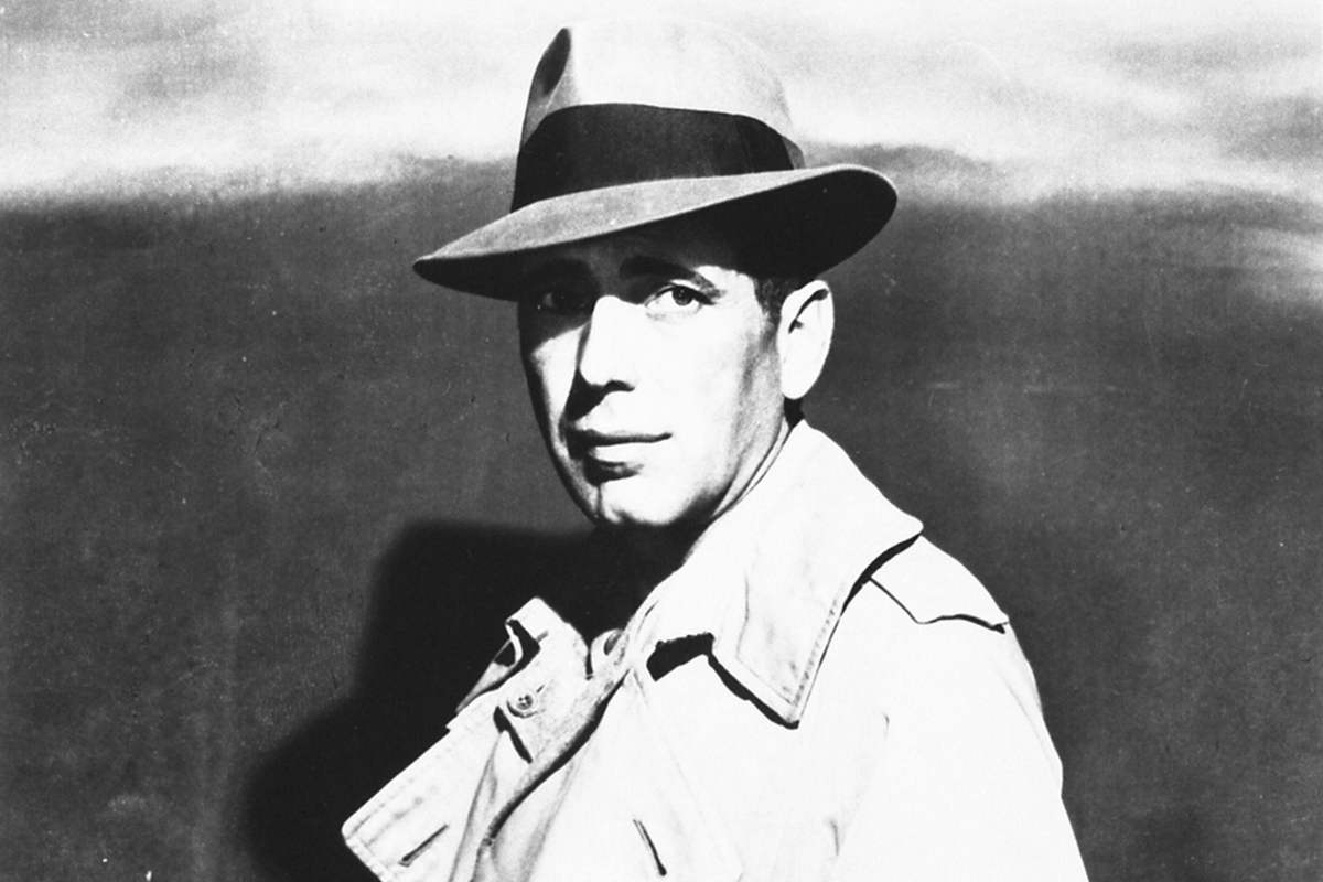 Humphrey Bogart con il classico trench e cappello
