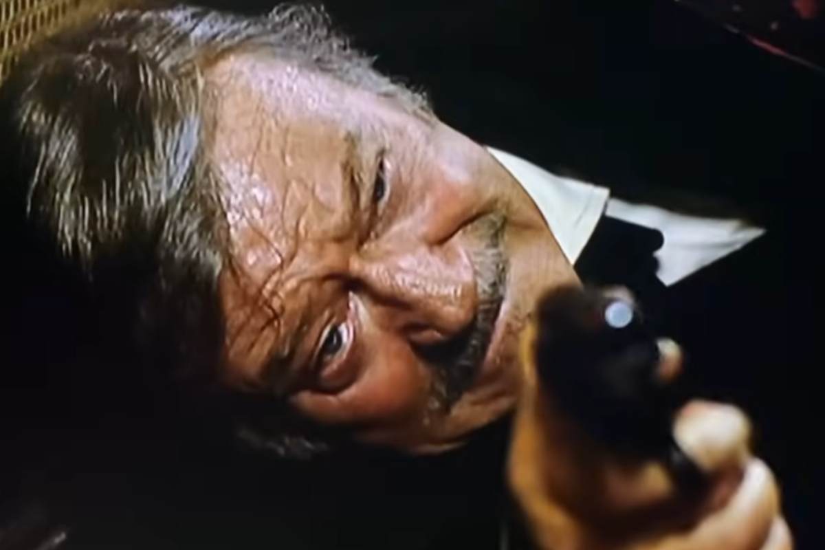 John Wayne con in mano una pistola nel film 'Il pistolero' criticato da Clint Eastwood