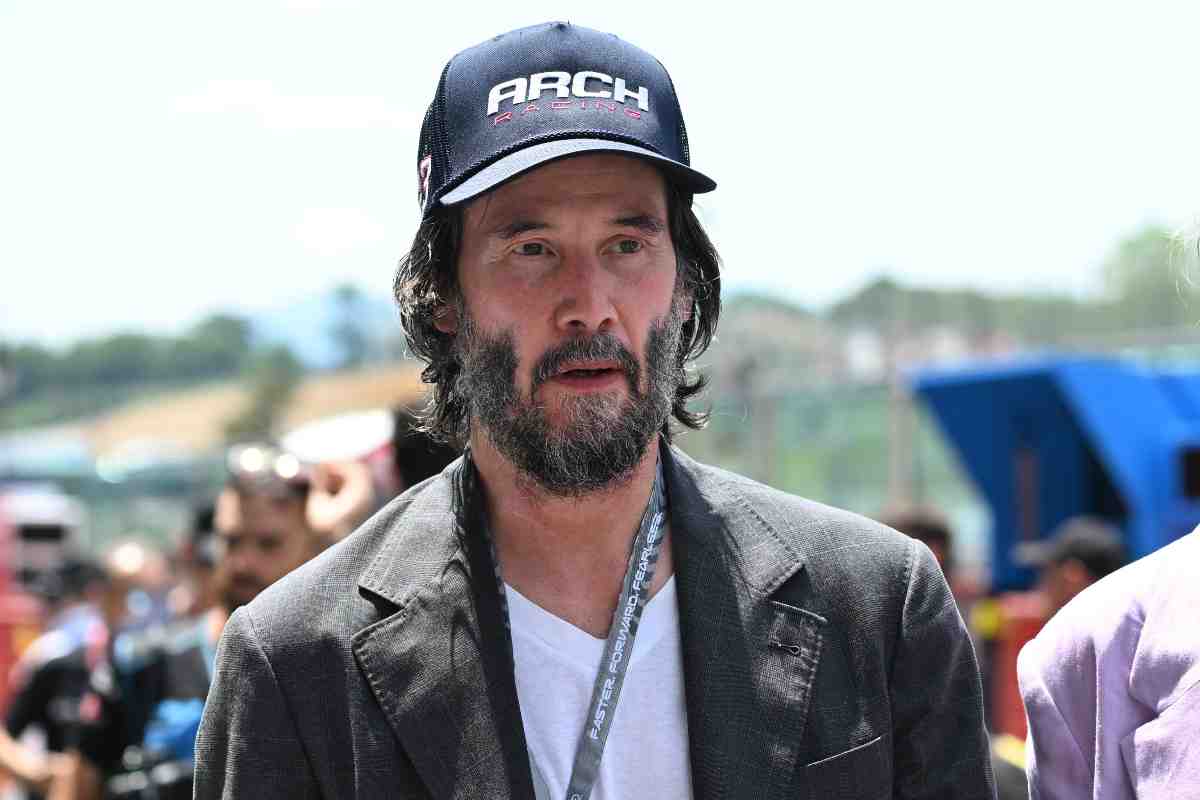 Keanu Reeves con il cappello in testa
