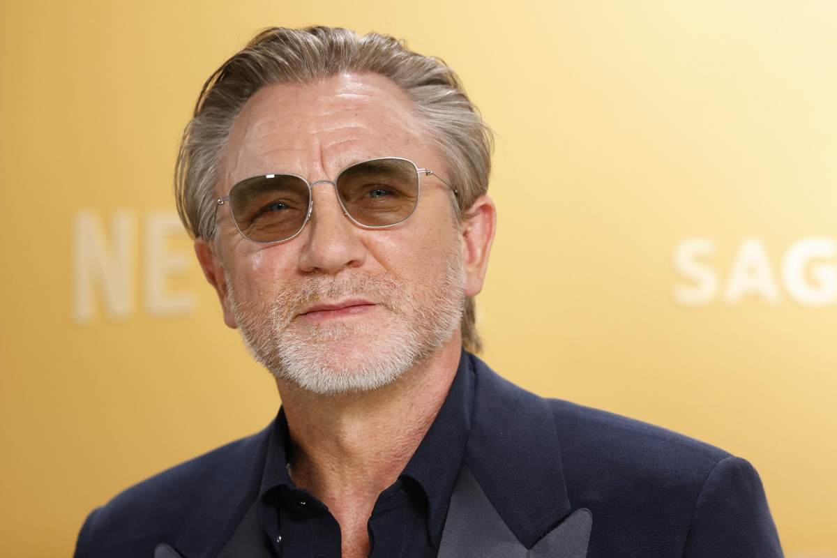 Daniel Craig primo piano con occhiali da sole