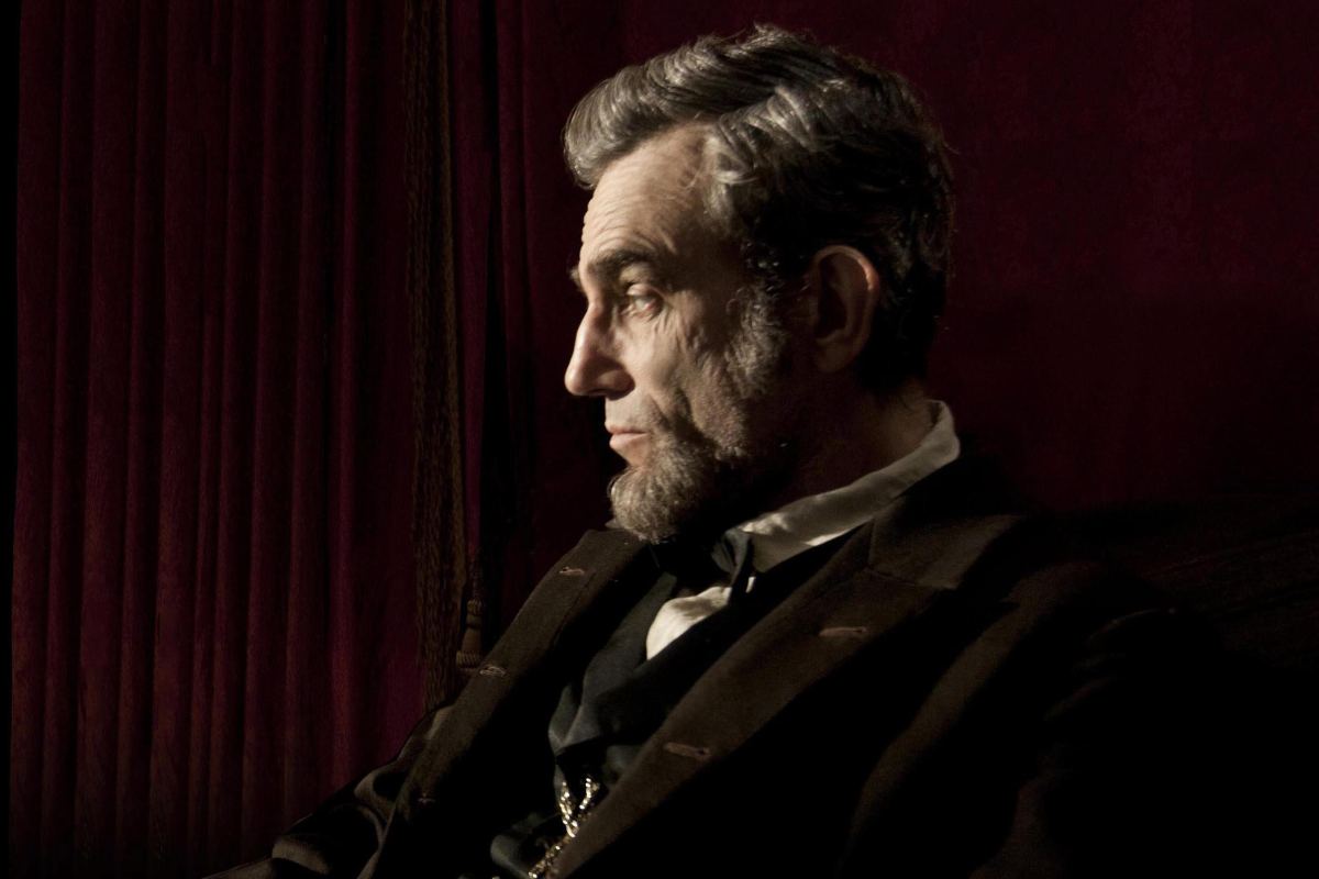 Daniel Day Lewis nei panni di Lincoln nella pellicola di Spielberg è seduto di profilo