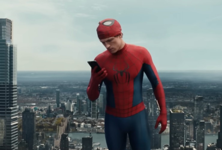 Tom Holland con il costume di Spider Man