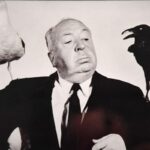 Hitchcock con due uccelli sul braccio