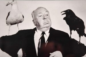 Hitchcock con due uccelli sul braccio