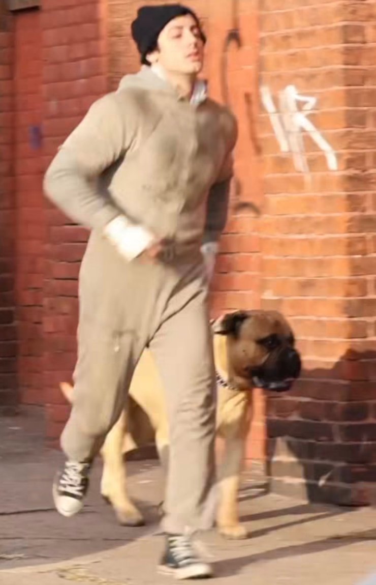 Anthony Ippolito in una scena di I Play Rocky con il cane